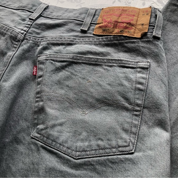 Levi’s 501 Men’s Size W40/L30 Gray Silver Jeans Denim Pants Button-Fly Straight - Picture 14 of 16